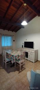 ein Wohnzimmer mit Tisch und Fernseher in der Unterkunft Humli in Resistencia