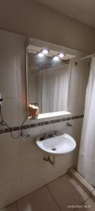 ein Badezimmer mit Waschbecken und Spiegel in der Unterkunft Humli in Resistencia