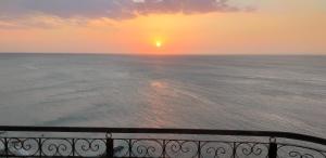 una puesta de sol sobre el océano desde un crucero en Rodadero mágico Apartamento frente al mar, en Santa Marta
