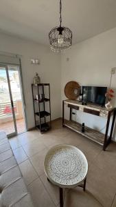 a living room with a table and a kitchen at Catamarca Apart in Villa María