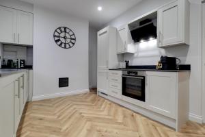 Η κουζίνα ή μικρή κουζίνα στο Executive 2 bedroom house only 2 mins from HRI and 5 mins from Lindley centre +2 φωτογραφίες