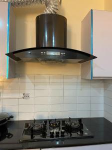 Kuchyň nebo kuchyňský kout v ubytování Spacious 3-bed Mountain Cottage Near PC Bhurban