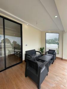 Posezení v ubytování Spacious 3-bed Mountain Cottage Near PC Bhurban