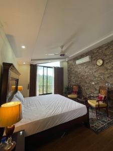 Postel nebo postele na pokoji v ubytování Spacious 3-bed Mountain Cottage Near PC Bhurban