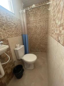 ein Badezimmer mit Toilette und Waschbecken in der Unterkunft Pousada Três Marias Cachoeira Paulista in Cachoeira Paulista + 64 Fotos
