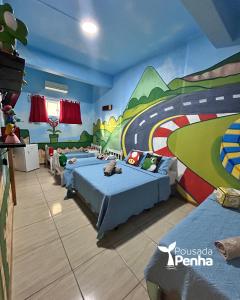 Un dormitorio con dos camas y un mural de una carretera. en Pousada Penha Beto Carrero, en Penha 38 fotos más