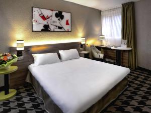 バランタンにあるibis Styles Rouen Nord-Barentinの大きなベッドと机があるホテルの部屋 +40枚の写真