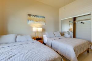 Un dormitorio con dos camas y una silla dentro. en Desert Escape 360 Mtn Views, Pool, Spa and Fire Pit, en Dos Palmas Corners 31 fotos más