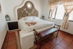 Un dormitorio con una cama con un cabecero grande. en Quinta Tere Country House, en Tesistán