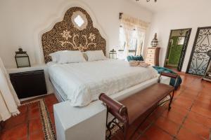 Un dormitorio con una cama grande con un cabecero grande. en Quinta Tere Country House, en Tesistán