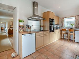 Kuchyň nebo kuchyňský kout v ubytování 2 Bed in Carnoustie 58026