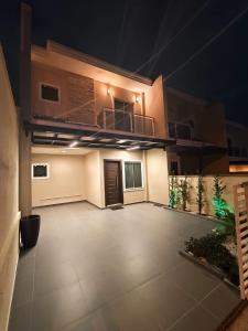 un parking vide dans une maison la nuit dans l'établissement Casa de temporada, à Joinville