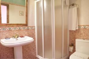 Bilik mandi di Casa Rural La Almazara Del Cristo