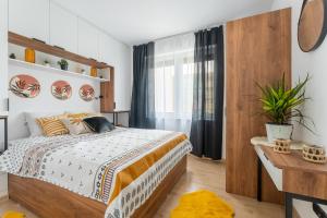 une chambre avec un grand lit et une fenêtre dans l'établissement Urban Modern Apartaments 5, à Jelenia Góra