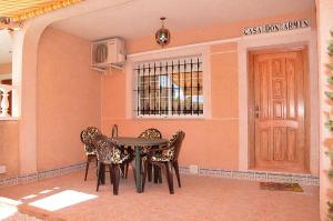 einen Tisch und Stühle in einem Zimmer mit Tür in der Unterkunft Ferienhaus für 4 Personen ca 71 m in Los Urrutias, Murcia Costa Calida in Los Urrutias