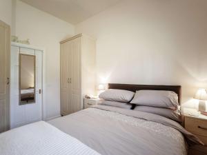 Postel nebo postele na pokoji v ubytování 1 Bed in Hexham 82473