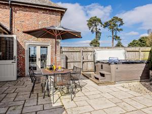 Oakeにある3 Bed in Taunton BLABAのパティオ(傘とグリルテーブル付)
