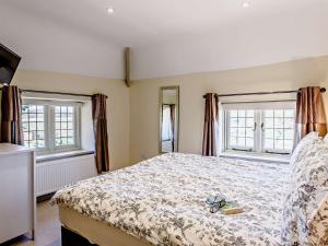 Oakeにある3 Bed in Taunton BLABAの大きなベッドと2つの窓がある寝室 +10枚の写真