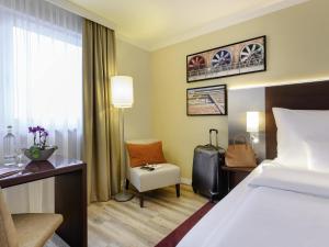 Postel nebo postele na pokoji v ubytování Mercure Hotel Duisburg City