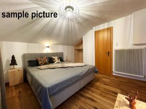にあるMountain Lodge Obergurgl Ski In Chalet, opening Dec 25の天井の大型ベッド付きのベッドルーム1室