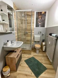 Bilik mandi di Weser Apartment