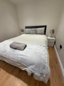 Una cama o camas en una habitación de 5 bedroom house in Orpington bromley
