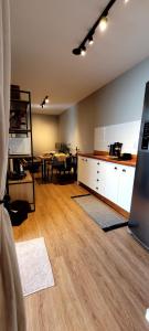 um quarto vazio com uma cozinha e uma sala de jantar em Pousada Ecoblue Container em Palhoça mais 32 fotografias