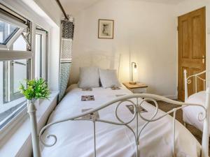 En eller flere senge i et værelse på 2 Bed in Gower 62019