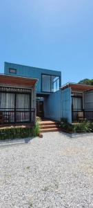 um par de edifícios sentados um ao lado do outro em Pousada Ecoblue Container em Palhoça