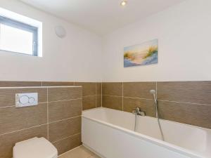 Koupelna v ubytování 3 Bed in Westward Ho 75539 + 16 fotografií