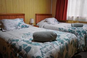 a bedroom with two beds and a pillow on the bed at Pratt 2 Valdivia in Valdivia