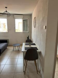 Χώρος καθιστικού στο F2 moderne, proche gare, terrasse et parking prive