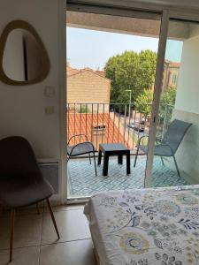 Μπαλκόνι ή βεράντα στο F2 moderne, proche gare, terrasse et parking prive