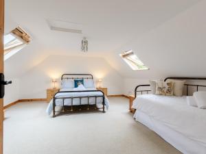 Nevernにある2 bed in Newport Pembrokeshire 78803のベッドルーム(ベッド2台、天窓付)