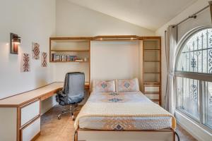 グリーンバレーにあるQuiet Townhome with Mountain Views in Green Valleyのベッドと机と窓のある寝室 +23枚の写真