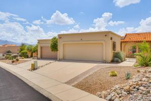 グリーンバレーにあるQuiet Townhome with Mountain Views in Green Valleyの私道の二戸のガレージドア