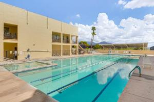 グリーンバレーにあるQuiet Townhome with Mountain Views in Green Valleyの建物のあるリゾートのスイミングプール