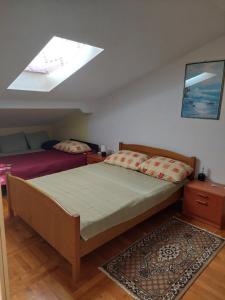 ein kleines Schlafzimmer mit einem Bett und einem Fenster in der Unterkunft Apartments with parking space Novi Vinodolski - 5582 in Novi Vinodolski + 24 Fotos