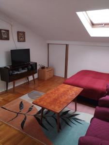 ein Wohnzimmer mit einem Bett und einem Tisch in der Unterkunft Apartments with parking space Novi Vinodolski - 5582 in Novi Vinodolski