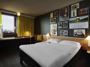 Una cama o camas en una habitación de Ibis Wien Mariahilf 105 fotos más