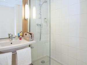 ランスにあるibis Reims Tinqueuxのシャワーと洗面台付きのバスルーム