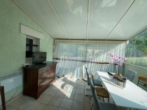 Cette chambre dispose d'un bureau et d'une fenêtre. dans l'établissement Chambre d'hôte Petit déjeuner, Sauna et Piscine inclus Jacuzzi en option, à Sarlat-la-Canéda