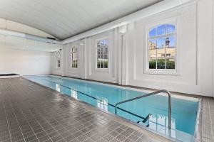 una gran piscina en un edificio en Victoria Park Haven w carpark, spa, pool and gym, en Auckland