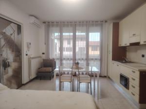 Kuchyň nebo kuchyňský kout v ubytování SWEET STAY - WiFi gratuito, Metro vicinanze, Garage & Bikes - su richiesta
