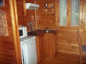 a kitchen with a sink and a microwave at Romantyk vendégház in Mánfa