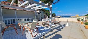 patio con sedie e tavolo sulla spiaggia di Flat Morro de São Paulo Centro Petit Galerie a Morro de São Paulo