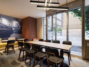 Un comedor con mesa y sillas en Four Points Flex by Sheraton Tokyo Higashi Kanda, en Tokio