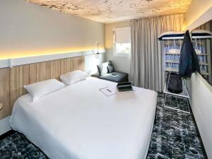 Ένα ή περισσότερα κρεβάτια σε δωμάτιο στο ibis Biarritz Anglet Aéroport +65 φωτογραφίες