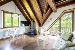 a living room with a couch and a table at Las casita de mache - CASISI in Cerler