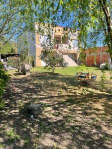 un parque con un banco de picnic y un edificio en Turismo Jaris, en San José